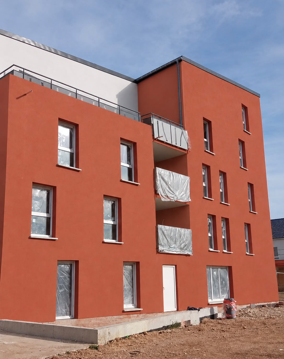 Façade rouge et blanche d’un bâtiment à Morhange